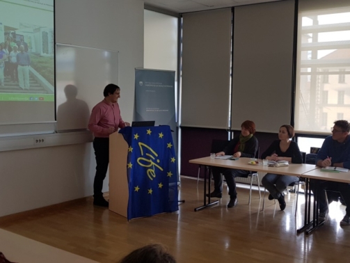 Zbrane je nagovoril Gregor Plantarič, ki na Ministrstvu za okolje in prostor pokriva vsebine nevladnih organizacij.